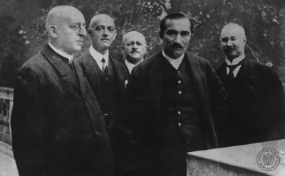 Wincenty Witos (czwarty od lewej). Fot. z zasobu IPN (IPNKr-1-4-23-1)
