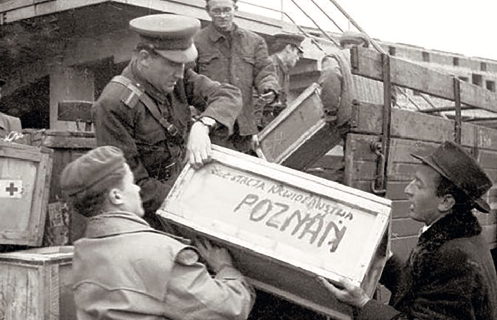 Wyładunek pomocy medycznej przysłanej Węgrom z Polski, Budapeszt, 1956 r. (fot. NAC/Krzysztof Janik)