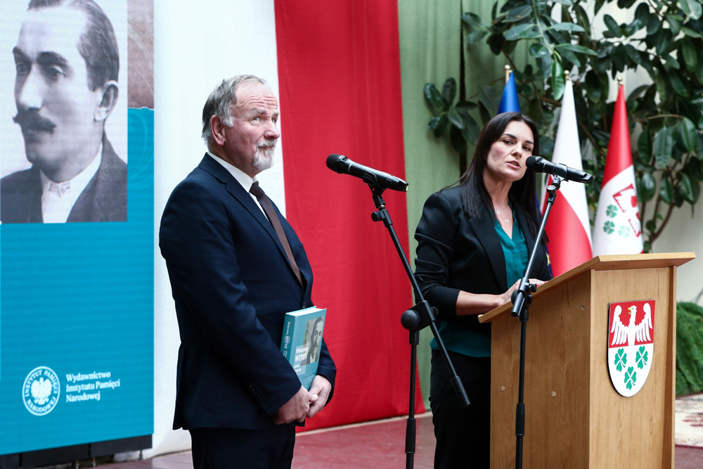 Uroczystości w Wierzchosławicach w 150. rocznicę urodzin Wincentego Witosa. Na zdj. Karolina Imianowska i Ryszard Ochwat – 21 stycznia 2024. Fot. Sławek Kasper (IPN)