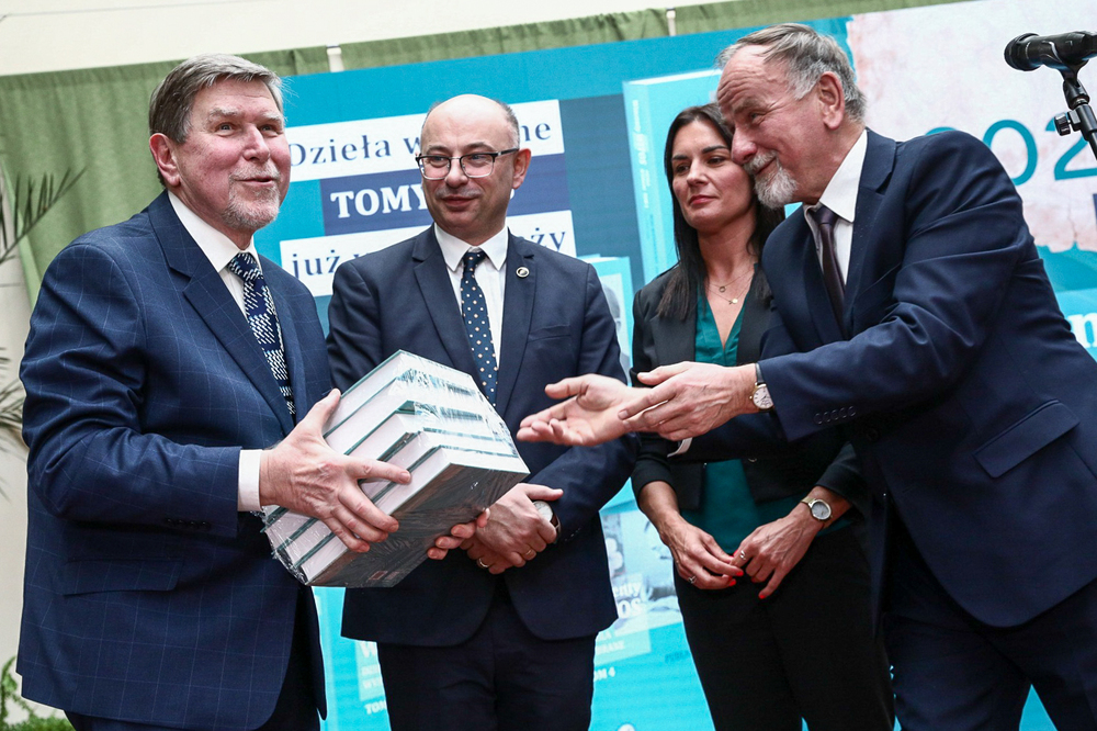 Uroczystości w Wierzchosławicach w 150. rocznicę urodzin Wincentego Witosa. Na zdj. od lewej: prawnuk W. Witosa Marek Steindel, dr Mateusz Szpytma, Karolina Imianowska i Ryszard Ochwat. – 21 stycznia 2024. Fot. Sławek Kasper (IPN)