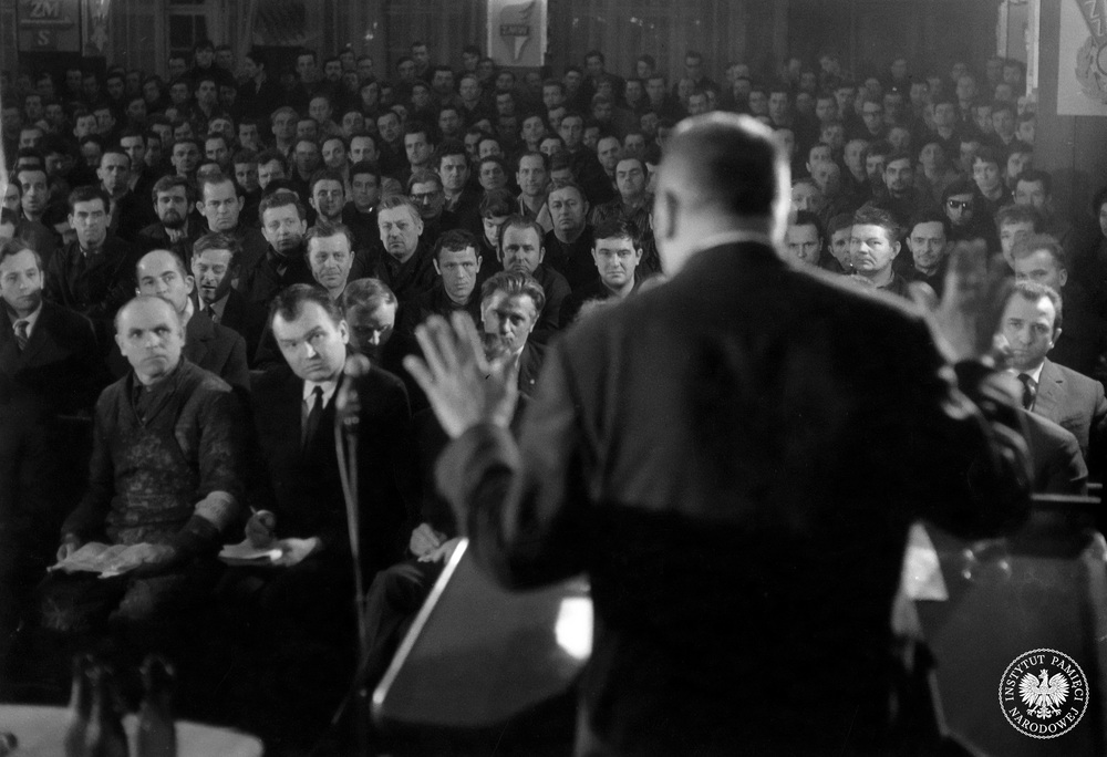 Debata w Stoczni Szczecińskiej im. Adolfa Warskiego. Przemawia Edward Gierek, 24-25 stycznia 1971 r. Fot. z zasobu AIPN
