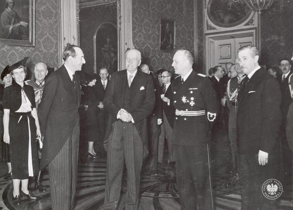 Uroczyste przyjęcie na Zamku Królewskim z okazji wizyty ministra spraw zagranicznych III Rzeszy Joachima von Ribbentropa w Warszawie. Na pierwszym planie od lewej: minister spraw zagranicznych RP Józef Beck, prezydent RP Ignacy Mościcki, minister Ribbentrop (na piersi galowego ciemnego munduru kilka odznaczeń, w tym Krzyż Żelazny i Odznaka Członka NSDAP), NN (prawdopodobnie premier Felicjan Sławoj Składkowski). Z tyłu grupa gości, w tym elegancko ubrane kobiety, oficerowie Wojska Polskiego i Wehrmachtu, przedstawiciele władz cywilnych, w tym m.in. prawdopodobnie wiceminister spraw zagranicznych Polski Jan Szembek (1 od prawej z tyłu) i marszałek Polski Edward Rydz-Śmigły (zasłonięty, w mundurze z krzyżem Orderu Odrodzenia Polski pod szyją).