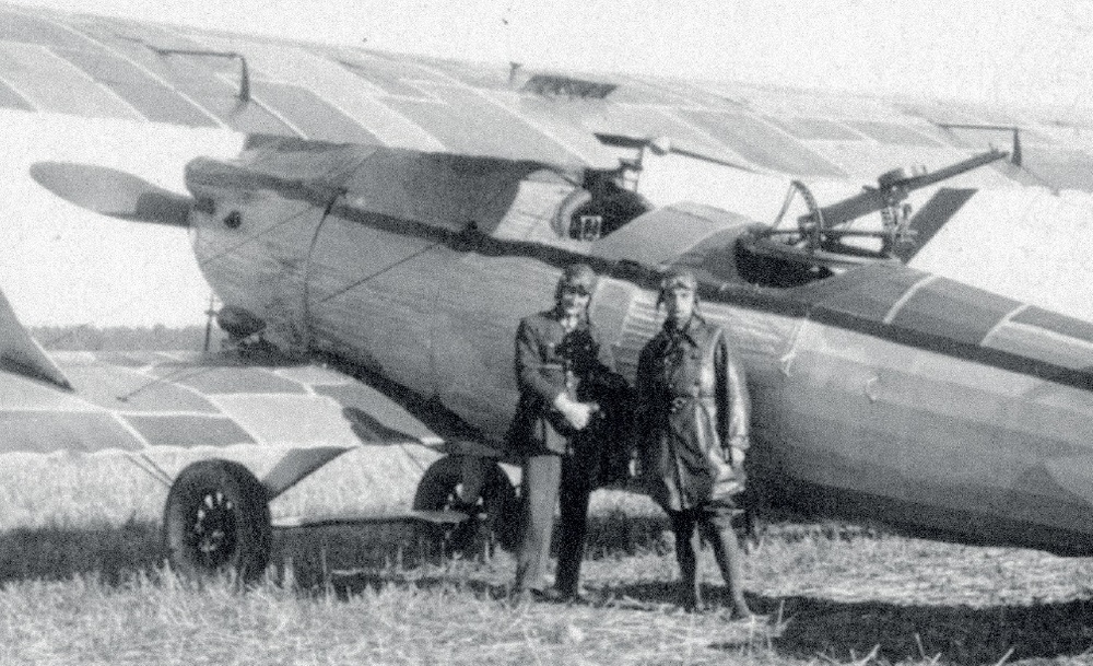 Kpr. pil. Tadeusz Nowierski (z prawej) i por. obs. Olgierd Cumft z 13. Eskadry Liniowej 1 Pułku Lotniczego w 1930 r., przy samolocie liniowym Breguet XIX w eksperymentalnym kamuflażu. Fot. ze zbiorów autora