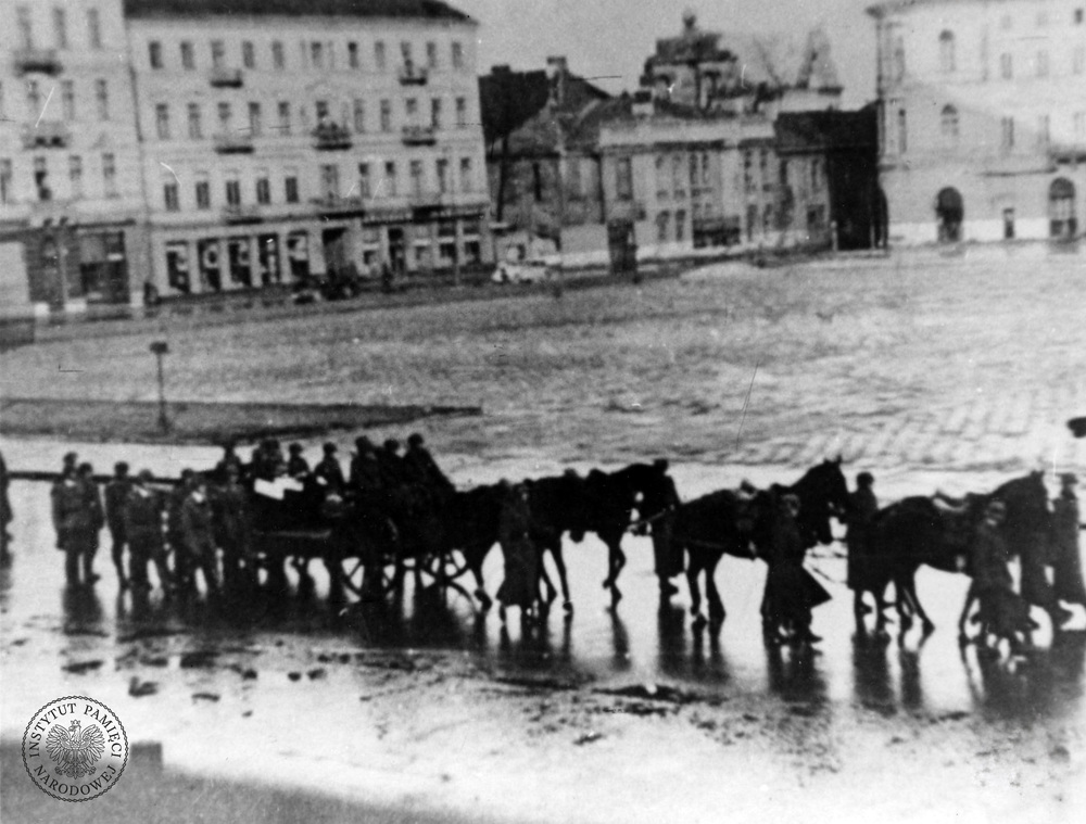 Trumna ze zwłokami Franza Kutschery na platformie ciągnionej przez trzy pary koni, Warszawa, pl. Saski. Fot. z zasobu IPN