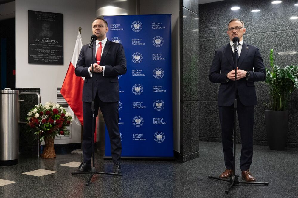 Znikające Symbole Pamięci: briefing prasowy prezesa IPN. Na zdj. dr Karol Nawrocki (L) i dr Rafał Leśkiewicz, rzecznik prasowy IPN (P) – Warszawa, 31 stycznia 2024. Fot. Mikołaj Bujak (IPN)