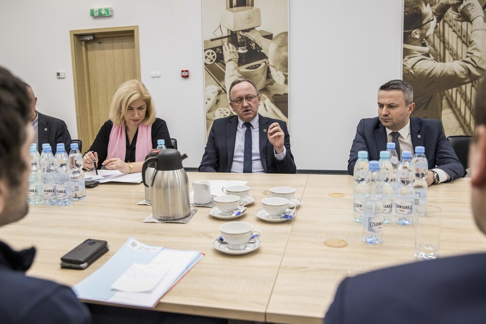 Wizyta delegacji francuskiej w Archiwum IPN – Warszawa, 30 stycznia 2024 r. Na zdj. Agnieszka Jędrzak, dyrektor Biura Współpracy Międzynarodowej, dr hab. Karol Polejowski, zastępca prezesa IPN, dr Sebastian Pilarski, dyrektor Biura Badań Historycznych. Fot. Katarzyna Adamów (IPN)