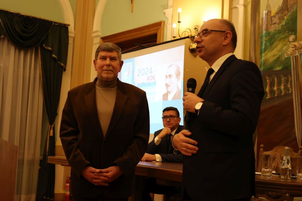 Prawnuk Witosa Marek Steindel i dr Mateusz Szpytma wiceprezes IPN na obchodach 150. rocznicy urodzin Wincentego Witosa – Rzeszów, 31 stycznia 2024. Fot. Katarzyna Gajda-Bator (IPN)