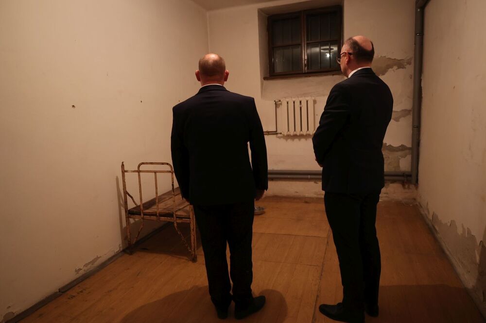 Krzysztof Jan Klęczar, wojewoda małopolski i dr Mateusz Szpytma, wiceprezes IPN w celi Witosa na zamku w Rzeszowie – 31 stycznia 2024. Fot. Katarzyna Gajda-Bator (IPN)