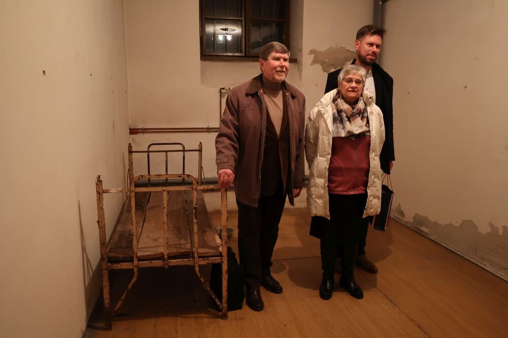 Prawnuk Witosa Marek Steindel z żoną Barbarą i synem Wojciechem w celi Wincentego Witosa n zamku w Rzeszowie – 31 stycznia 2024. Fot. Katarzyna Gajda-Bator (IPN)