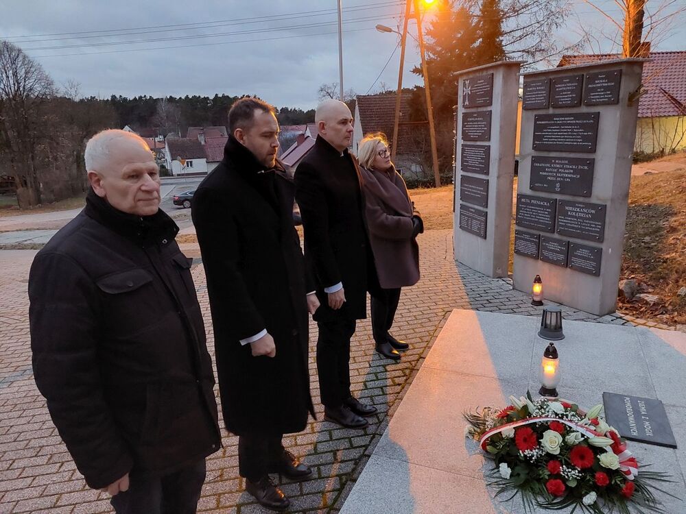 Prezes IPN dr Karol Nawrocki i dyrektor IPN w Poznaniu dr hab. Rafał Reczek oddali hołd ofiarom zbrodni wołyńskiej pod Pomnikiem Ofiar Ludobójstwa OUN-UPA na Kresach Wschodnich na Skwerze Kresowym – Zielona Góra, 1 lutego 2024. Fot. Krzysztof Mazur (IPN)