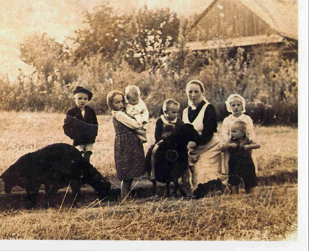 Wiktoria Ulma z dziećmi. Od lewej: Władzio, Stasia, trzymająca na rękach Marysię, Franuś (na baranku), Basia i Antoś, jesień 1943 (ze zbiorów krewnych rodziny Ulmów)