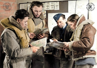 Lotnicy Polskich Sił Powietrznych podczas odprawy przed kolejnym lotem. Lata 1940–1945 (fot. AIPN)