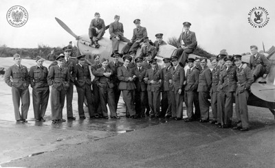 Grupa polskich pilotów 303 Dywizjonu Myśliwskiego stoi wokół samolotu Supermarine Spitfire, prawdopodobnie lotnisko Speke, 1941 r. (fot. AIPN)