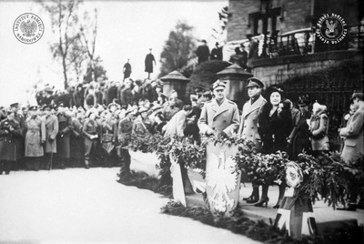 Król Wielkiej Brytanii Jerzy VI i królowa Elżbieta wraz z gen. Władysławem Sikorskim przyjmują defiladę 10 Brygady Kawalerii Pancernej, marzec 1941 r. (fot. NAC)