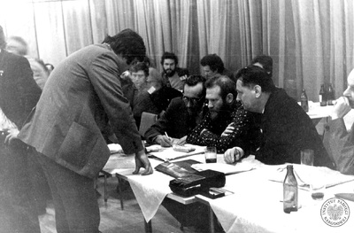 Zebranie działaczy grupy NSZZ „Solidarność”, obok mec. Jana Olszewskiego Bronisław Geremek i Władysław Siła-Nowicki (AIPN)
