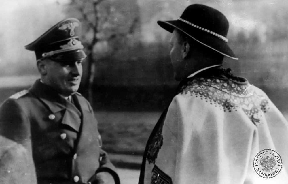 Wacław Krzeptowski wita Hansa Franka w Zakopanem (fot. ze zbiorów IPN)