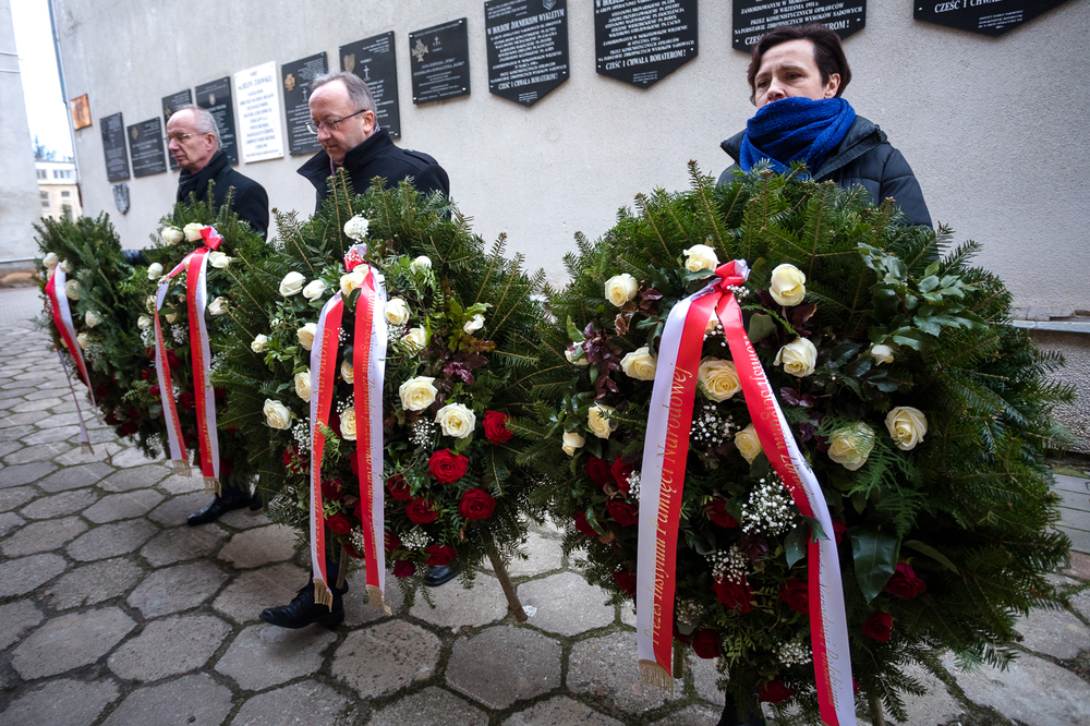 Upamiętniliśmy Żołnierzy Niezłomnych straconych 73 lata temu – Warszawa, 8 lutego 2024. Na zdj. dyrektor Muzeum Żołnierzy Wyklętych i Więźniów Politycznych PRL Adrianna Garnik, zastępcy prezesa IPN: dr hab. Karol Polejowski oraz dr hab. Krzysztof Szwagrzyk. Fot. Sławek Kasper (IPN)