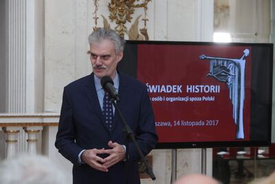 Uroczystość rozpoczął dyrektor Muzeum Łazienki Królewskie – Zbigniew Wawer. Fot. Piotr Życieński (IPN)
