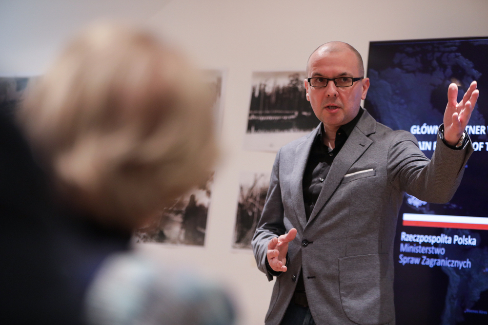 Wystawa „Szlaki Nadziei. Odyseja Wolności” w Londynie – 9 lutego 2024 r. Na zdj. naczelnik Oddziałowego Archiwum Instytutu Pamięci Narodowej we Wrocławiu dr hab. Tomasz Balbus. Fot. Mikołaj Bujak (IPN)