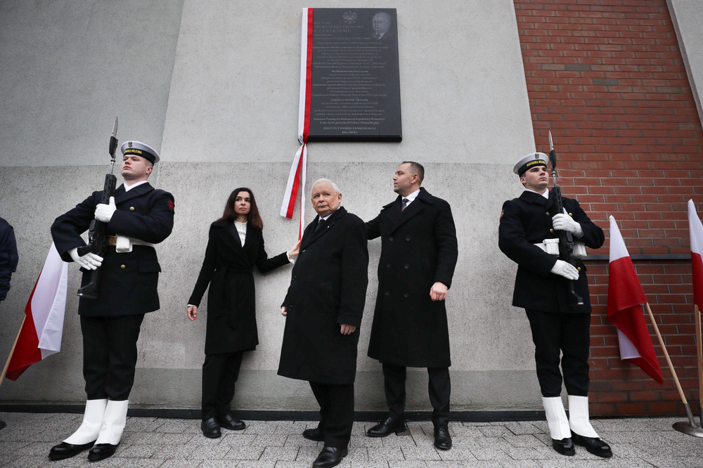 Odsłonięcie tablicy pamiątkowej śp. prezydenta Lecha Kaczyńskiego – Gdańsk, 12 lutego 2024. Na zdj. prezes IPN dr Karol Nawrocki, premier RP Jarosław Kaczyński oraz córka śp. Lecha Kaczyńskiego – Marta Kaczyńska-Zielińska. Fot. Mikołaj Bujak (IPN)