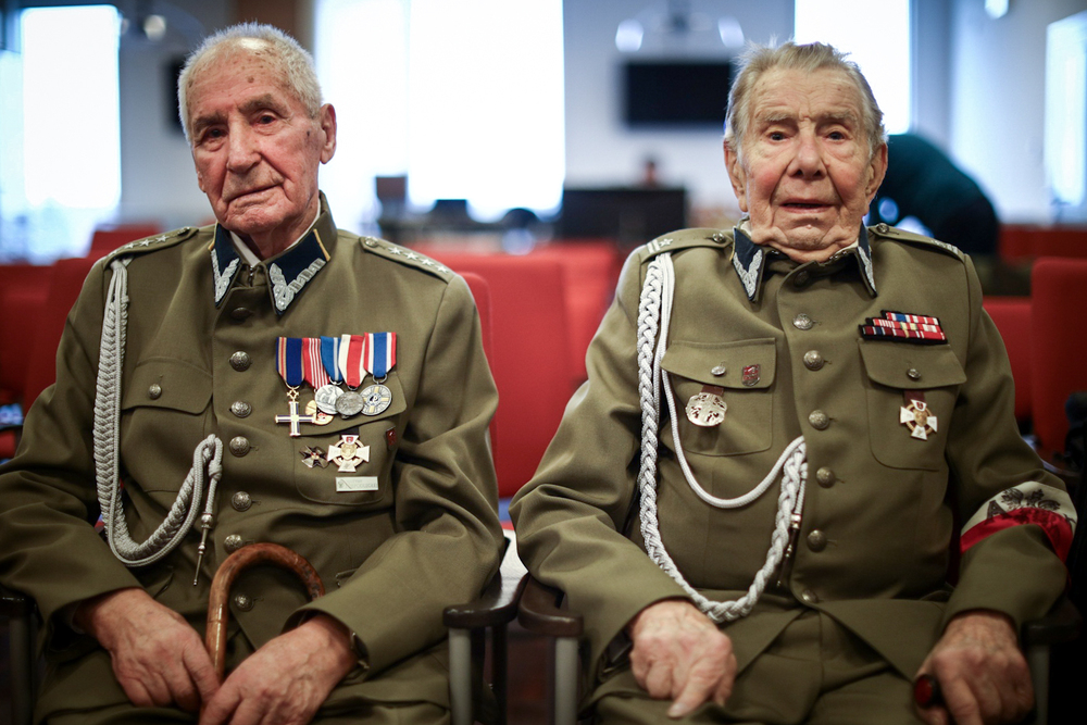 Kpt. Jan Bielenia – weteran AK Zrzeszenia Wolność i Niezawisłość (L) oraz mjr Czesław Chociej – prezes okręgu białostockiego Światowego Związku Żołnierzy AK (P). Fot. Sławek Kasper (IPN)