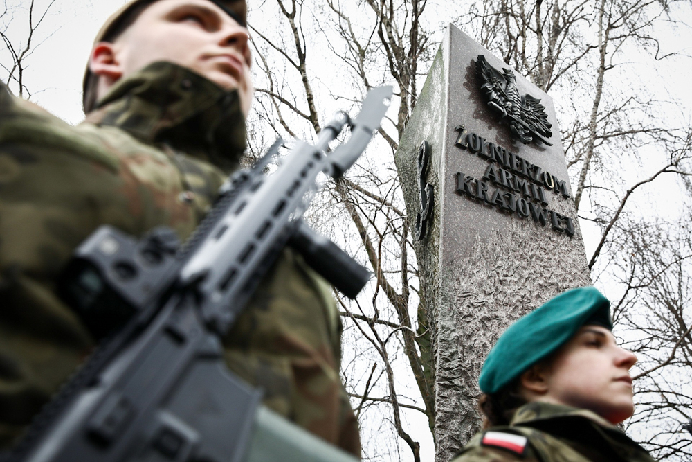 Hołd przed pomnikiem Okręgu Białostockiego Armii Krajowej – Białystok, 13 lutego 2024. Fot. Sławek Kasper (IPN)