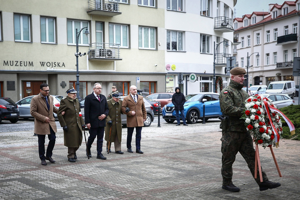 Hołd przed pomnikiem Okręgu Białostockiego Armii Krajowej – Białystok, 13 lutego 2024. Fot. Sławek Kasper (IPN)