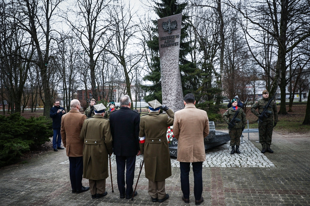 Hołd przed pomnikiem Okręgu Białostockiego Armii Krajowej – Białystok, 13 lutego 2024. Fot. Sławek Kasper (IPN)