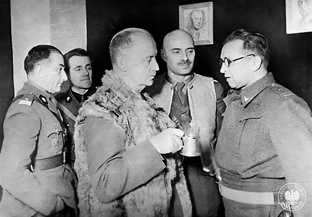 Gen. Władysław Sikorski (w środku) w rozmowie z płk. Leopoldem Okulickim (z prawej). Za nimi od lewej: gen. Tadeusz Klimecki, gen. Michał Tokarzewski-Karaszewicz, i gen. Władysław Anders, grudzień 1941 r., ZSRS. Fot. AIPN