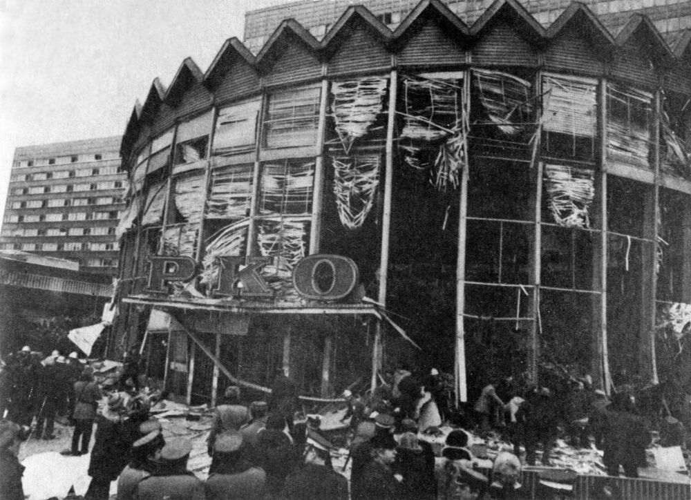 Zdjęcie nieznanego autorstwa pochodzi z publikacji: „Kalendarium polskie 1944-1984”, Młodzieżowa Agencja Wydawnicza, Warszawa, 1987 r.