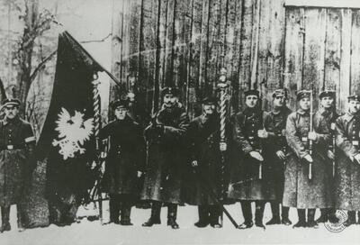 Powstanie Wielkopolskie - jeden z oddziałów piechoty powstańczej z pocztem sztandarowym, fot.AIPN