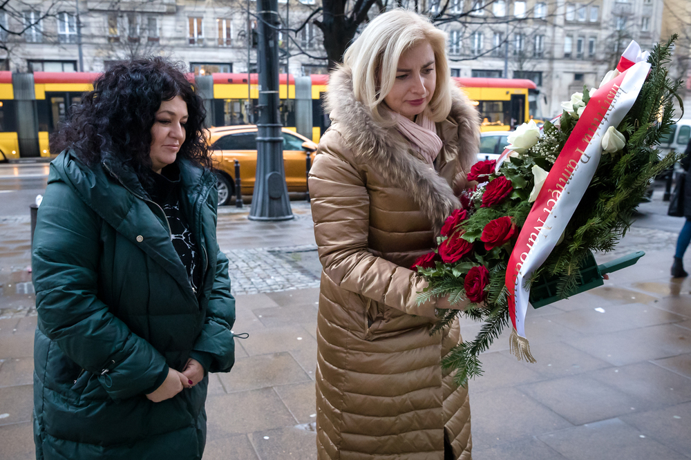 Instytut Pamięci Narodowej upamiętnił Samuela Willenberga w 8. rocznicę jego śmierci. Na zdj. Agnieszka Jędrzak, dyrektor BWM IPN (P) i Blanka Kamińska-Pienkos (L) – 19 lutego 2024. Fot. Sławek Kasper (IPN)