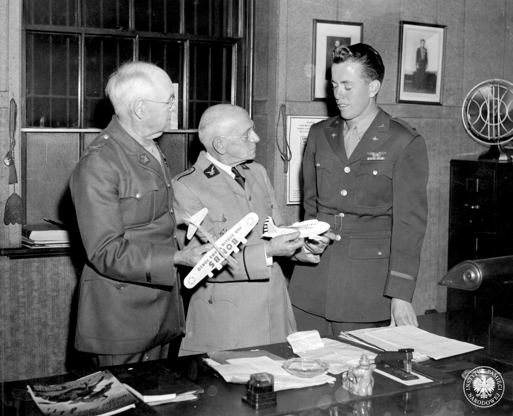 Prezes Sokolstwa Polskiego w Ameryce Teofil Starzyński (stoi w środku) trzyma model bombowca Boeing B-17 „Paderewski”, lata II wojny światowej (fot. z zasobu AIPN)