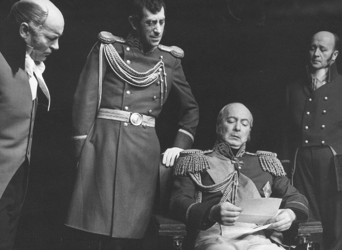 Premiera „Dziadów” Adama Mickiewicza w reżyserii Kazimierza Dejmka w Teatrze Narodowym, 25 XI 1967 r. (autor zdjęć: F. Myszkowski). Fotografia pochodzi ze zbiorów Teatru Narodowego i została udostępniona na potrzeby działalności edukacyjnej IPN dzięki życzliwości dyrekcji Teatru