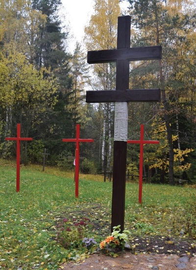 Krzyże symbolicznie upamiętniające miejsca zbiorowych grobów w Kuropatach. Fot. M. Kupczewska
