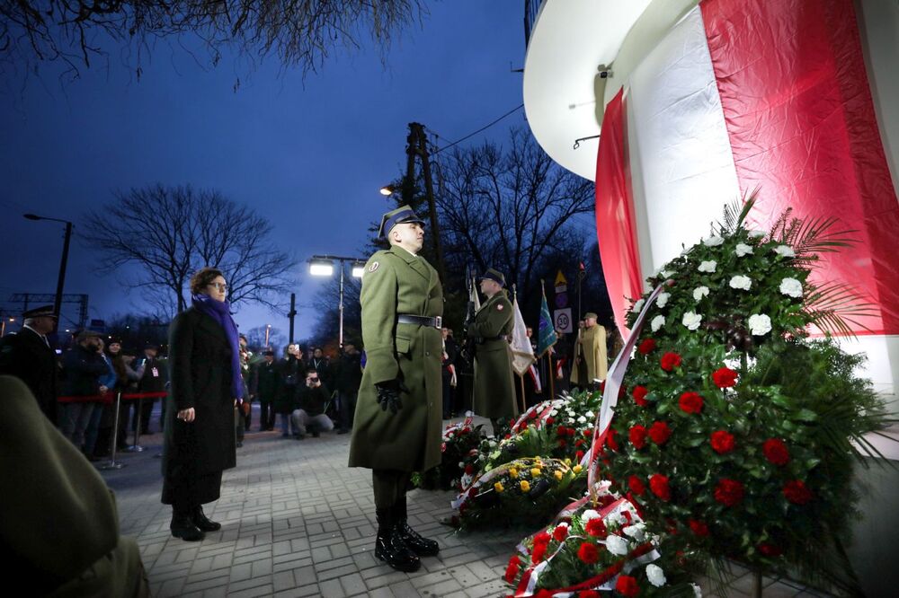 Adrianna Garnik, dyrektor Muzeum Żołnierzy Wyklętych i Więźniów Politycznych PRL podczas uroczystości przed Willą Jasny Dom – Warszawa, 29 lutego 2024. Fot. Mikołaj Bujak (IPN)