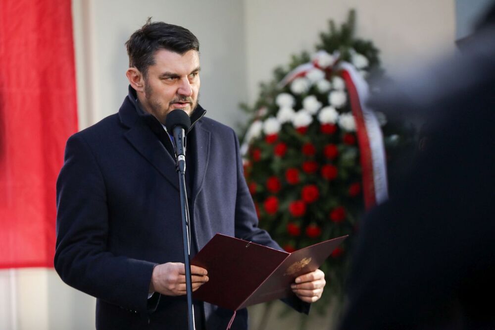 Uroczystości przed Willą Jasny Dom w hołdzie ofiarom komunistycznego terroru. Na zdj. Szef Urzędu do Spraw Kombatantów i Osób Represjonowanych Lech Parell  – Warszawa, 29 lutego 2024. Fot. Mikołaj Bujak (IPN)