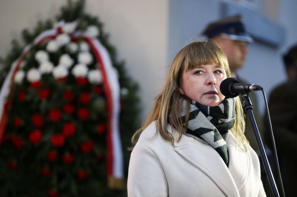 Uroczystości przed Willą Jasny Dom w hołdzie ofiarom komunistycznego terroru. Na zdj. Marlena Piekarska-Olszówka, prezes Fundacji „Willa Jasny Dom”  – Warszawa, 29 lutego 2024. Fot. Mikołaj Bujak (IPN)