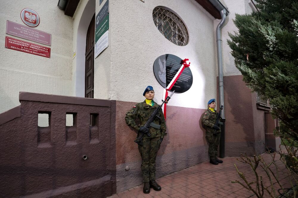 Uroczystość odsłonięcia tablicy poświęconej żołnierzom podziemia niepodległościowego i ofiarom komunistycznego terroru – Koszalin, 1 marca 2024. Fot. Mikołaj Bujak (IPN)
