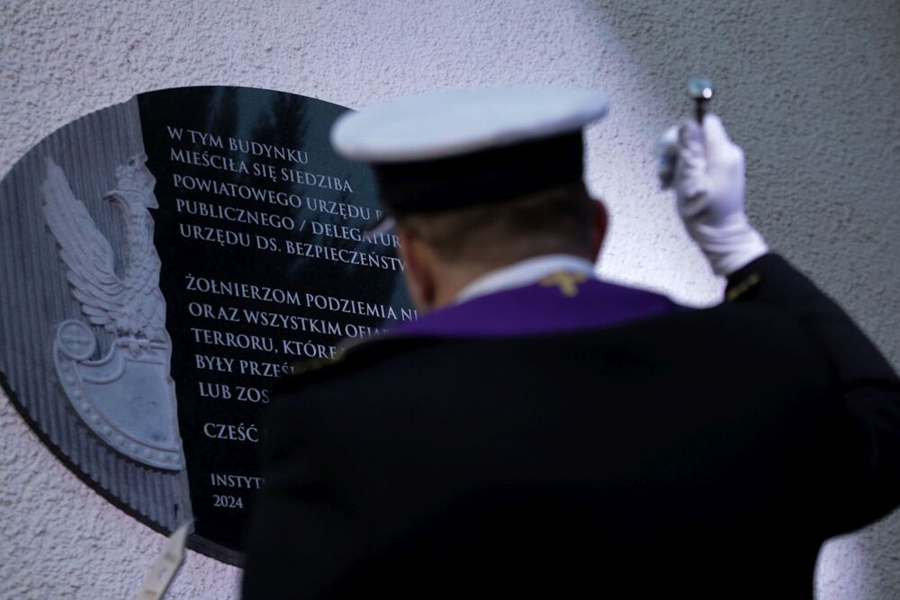 Uroczystość odsłonięcia tablicy poświęconej żołnierzom podziemia niepodległościowego i ofiarom komunistycznego terroru – Koszalin, 1 marca 2024. Fot. Mikołaj Bujak (IPN)