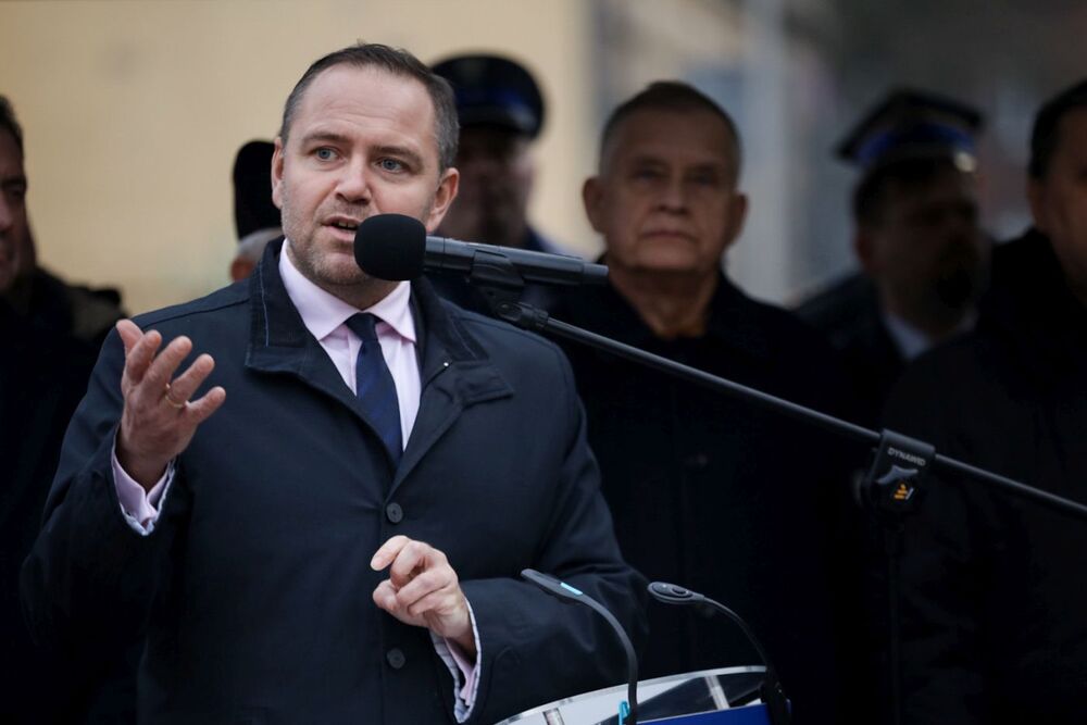 Uroczystość odsłonięcia tablicy poświęconej żołnierzom podziemia niepodległościowego i ofiarom komunistycznego terroru. Na zdj. dr Karol Nawrocki, prezes IPN – Koszalin, 1 marca 2024. Fot. Mikołaj Bujak (IPN)