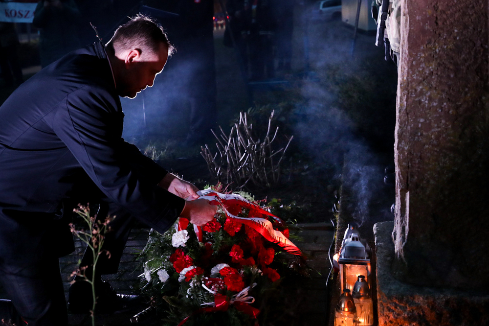 Uroczystość złożenia kwiatów pod pomnikiem rotmistrza Witolda Pileckiego – Koszalin, 1 marca 2024. Fot. Mikołaj Bujak (IPN)