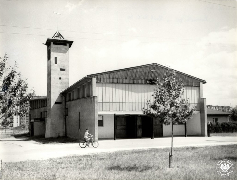 Zdjęcie z początków parafii na gdańskim Przymorzu. Kaplica Miłosierdzia Bożego, służąca za tymczasowy kościół parafialny nowej parafii, mogła pomieścić do tysiąca wiernych (fot. z zasobu IPN)