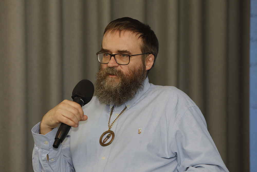 Spotkanie „Milicjanci, Bimber i Wampiry Andrzeja Pilipiuka” z cyklu „Uczy i bawi. Kultura popularna i historia” – Warszawa, 1 marca 2024. Na zdj. Andrzej Pilipiuk. Fot. Piotr Życieński (IPN)