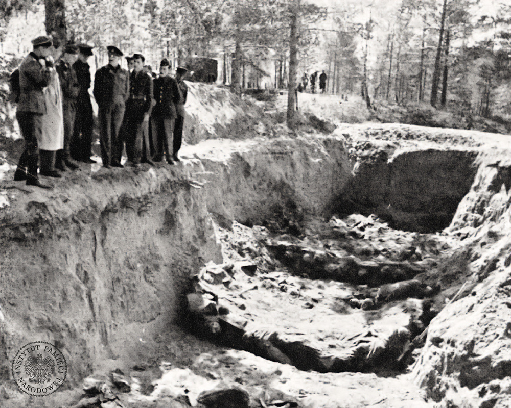 Jeden z katyńskich dołów śmierci. Fot. AIPN