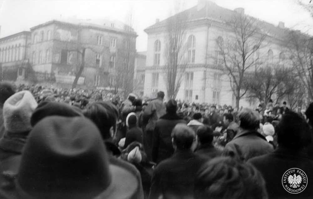 Tłum zebrany przed gmachem BUW w dniu 8 III 1968 r. (fot. z zasobu IPN)
