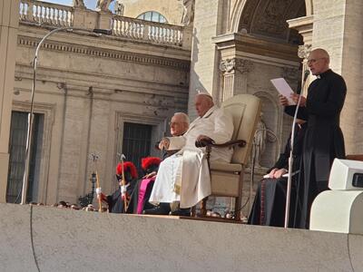 Papież Franciszek w czasie audiencji generalnej