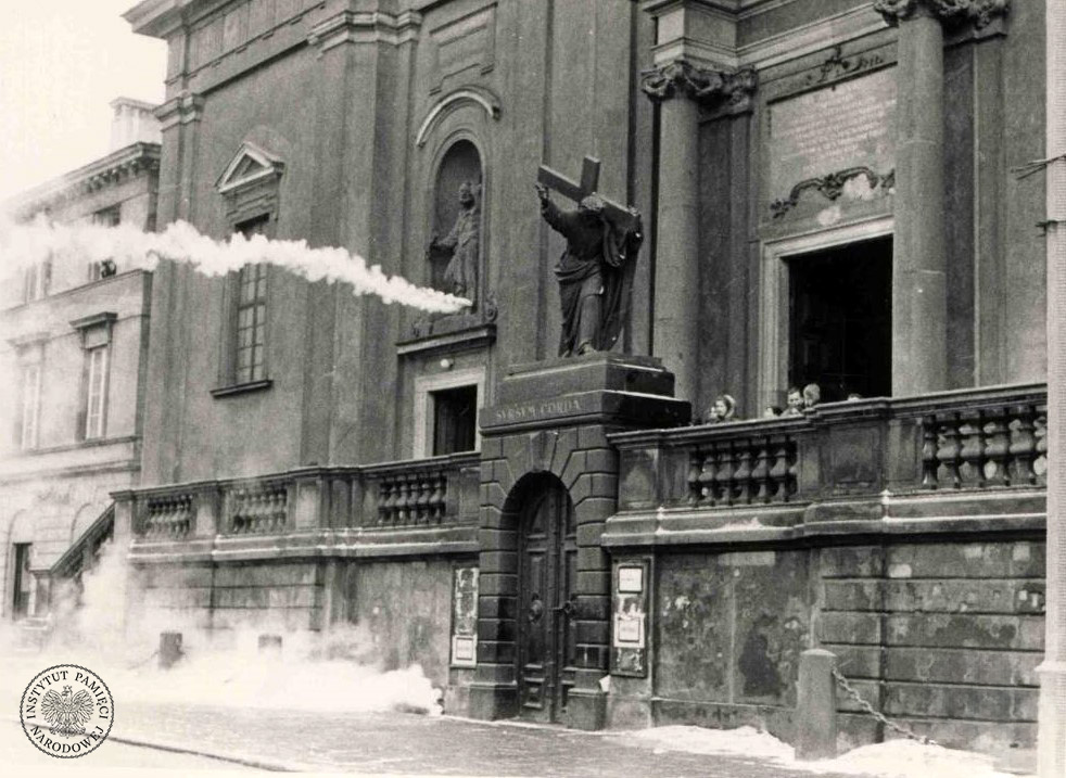Marzec 1968 w Warszawie. Krakowskie Przedmieście, kościół św. Krzyża. Zdjęcie operacyjne SB (fot. z zasobu AIPN)