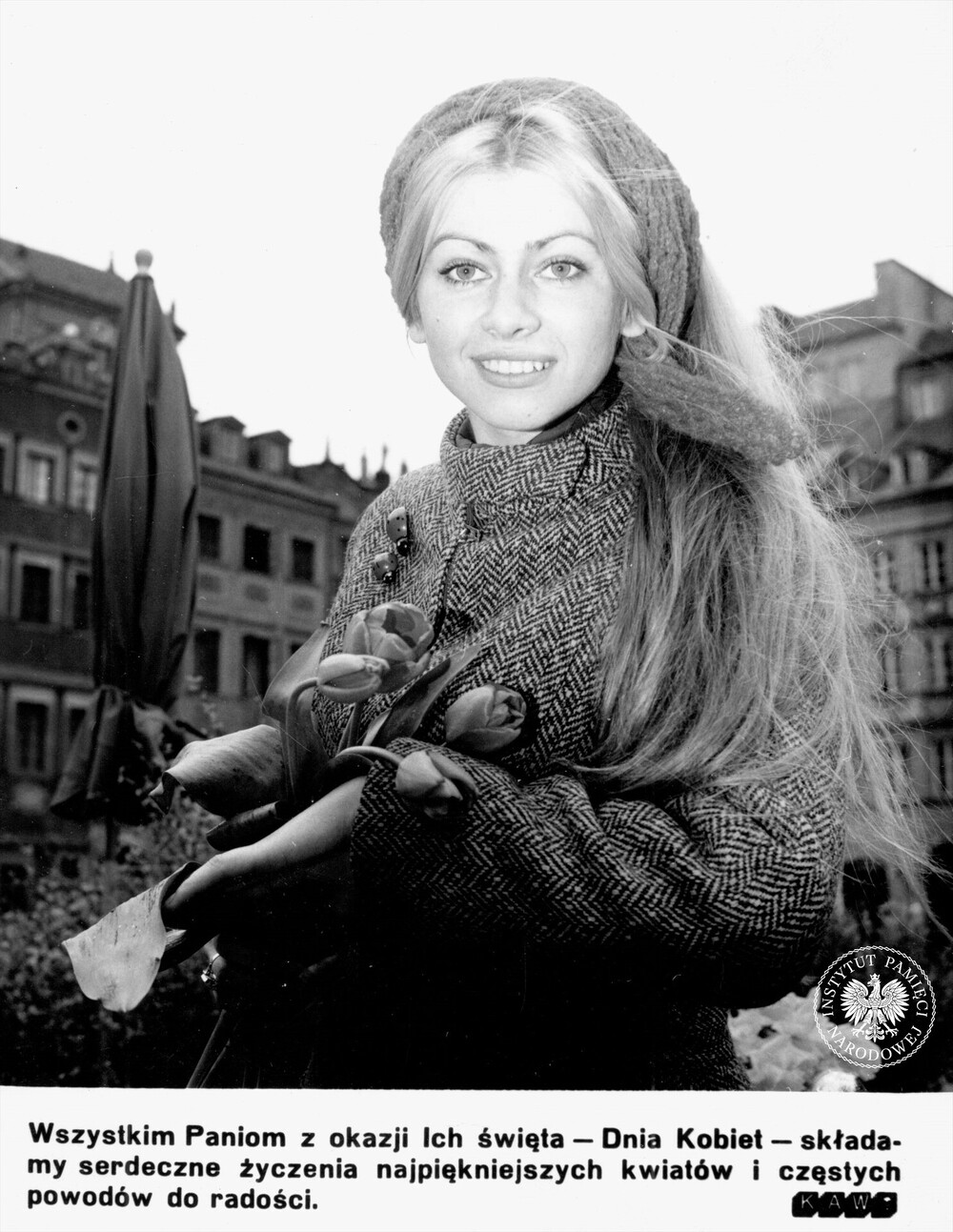 Fotografia propagandowa przedstawiająca kobietę z kwiatami w czasie Dnia Kobiet na Rynku Starego Miasta w Warszawie. Plansza przygotowana prawdopodobnie na wystawę resortową o historii ruchu socjalistycznego i komunizmu, fot. AIPN, sygn. IPNBU-6-3-13-361