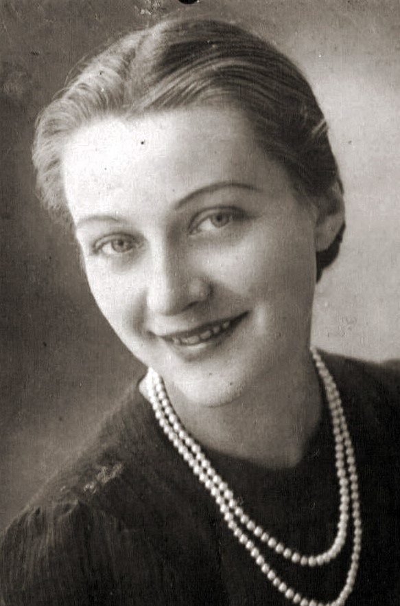 Janina Przysiężniak ps. „Jaga” (1922–1945) (fot. Inka Baczyńska Wikimedia Commons). W nocy z 29 na 30 marca 1945 r. UB aresztowało Janinę, która była w siódmym miesiącu ciąży. Po całonocnym przesłuchaniu i torturach, następnego dnia zwolniono ją i odwieziono do domu. Kiedy wysiadała z samochodu, funkcjonariusz UB z Niska Andrzej Machaj strzelił jej w plecy. Janiny i dziecka nie udało się uratować.